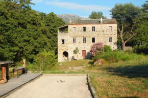 Moulin Casta avec rivière et piscine en pleine nature